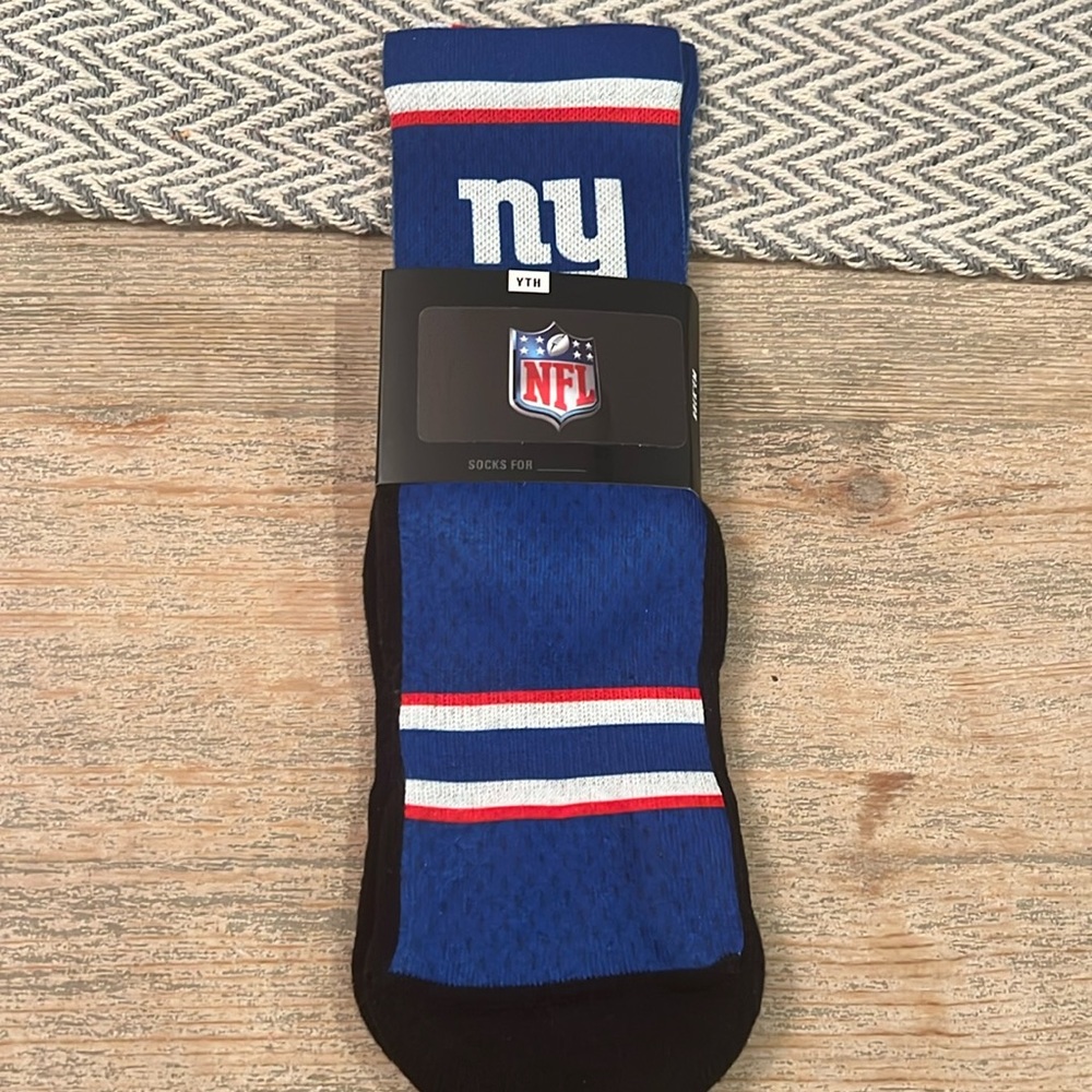 NWT NEW YORK GIANTS YOUTH SOCKS
